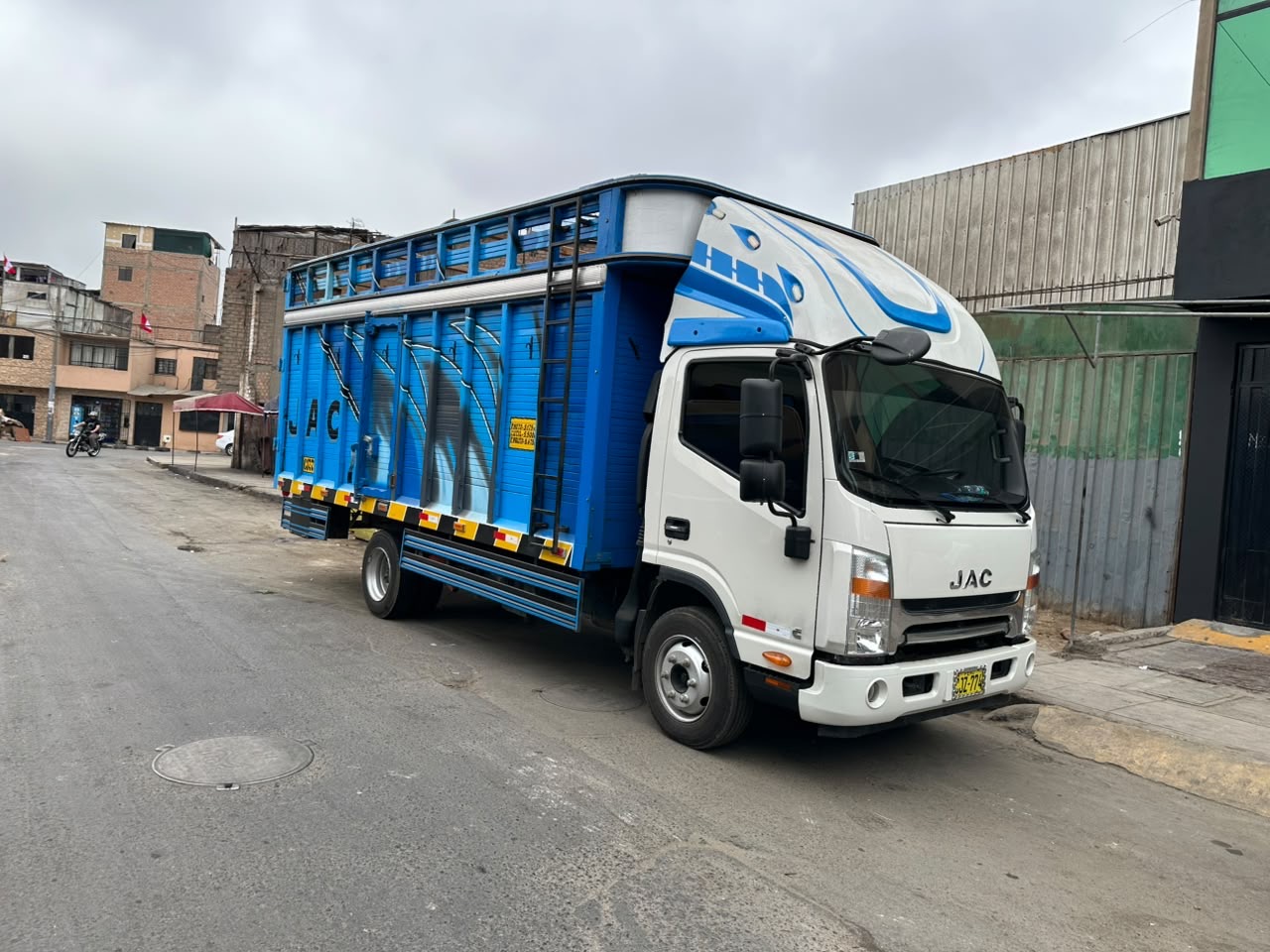 Camión azul de transporte de carga