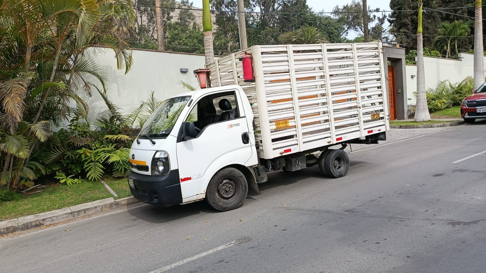 Camioncito blanco para fletes y carga