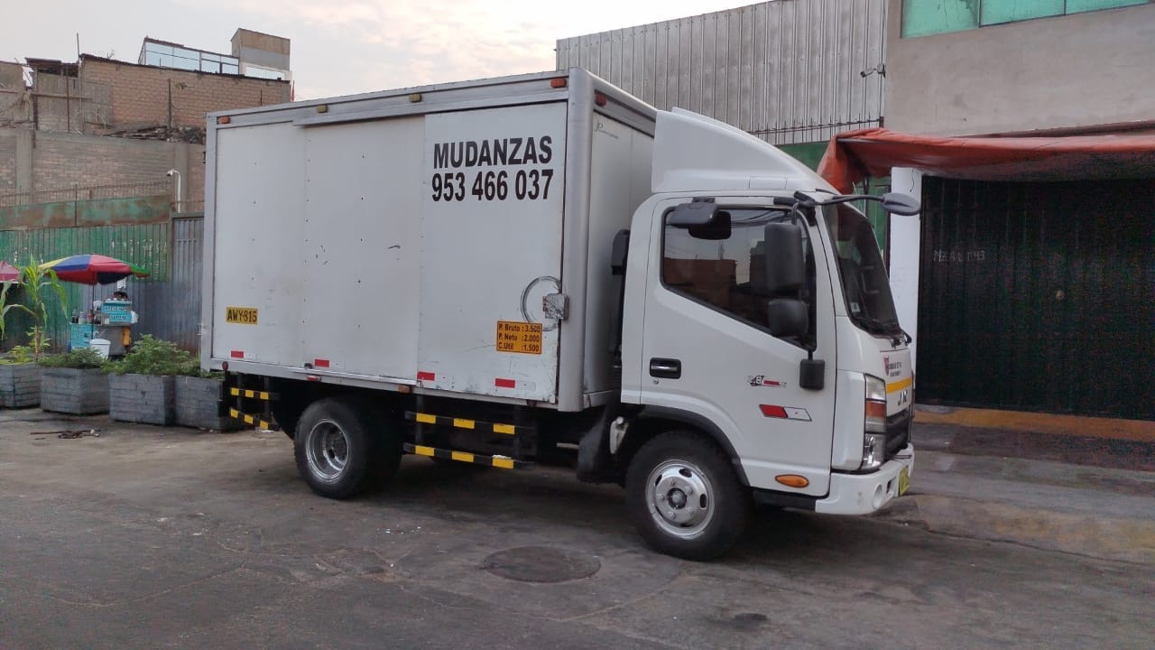 Camión blanco tipo furgón para mudanzas